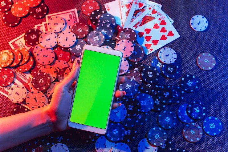 Pengguna memeriksa menu akun mobile